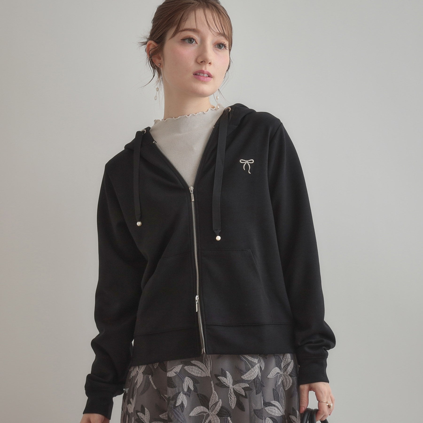 クチュール ブローチ Couture Brooch リボン刺繍ダンボールZIPフーディ （ブラック(019)） ブラック(019)