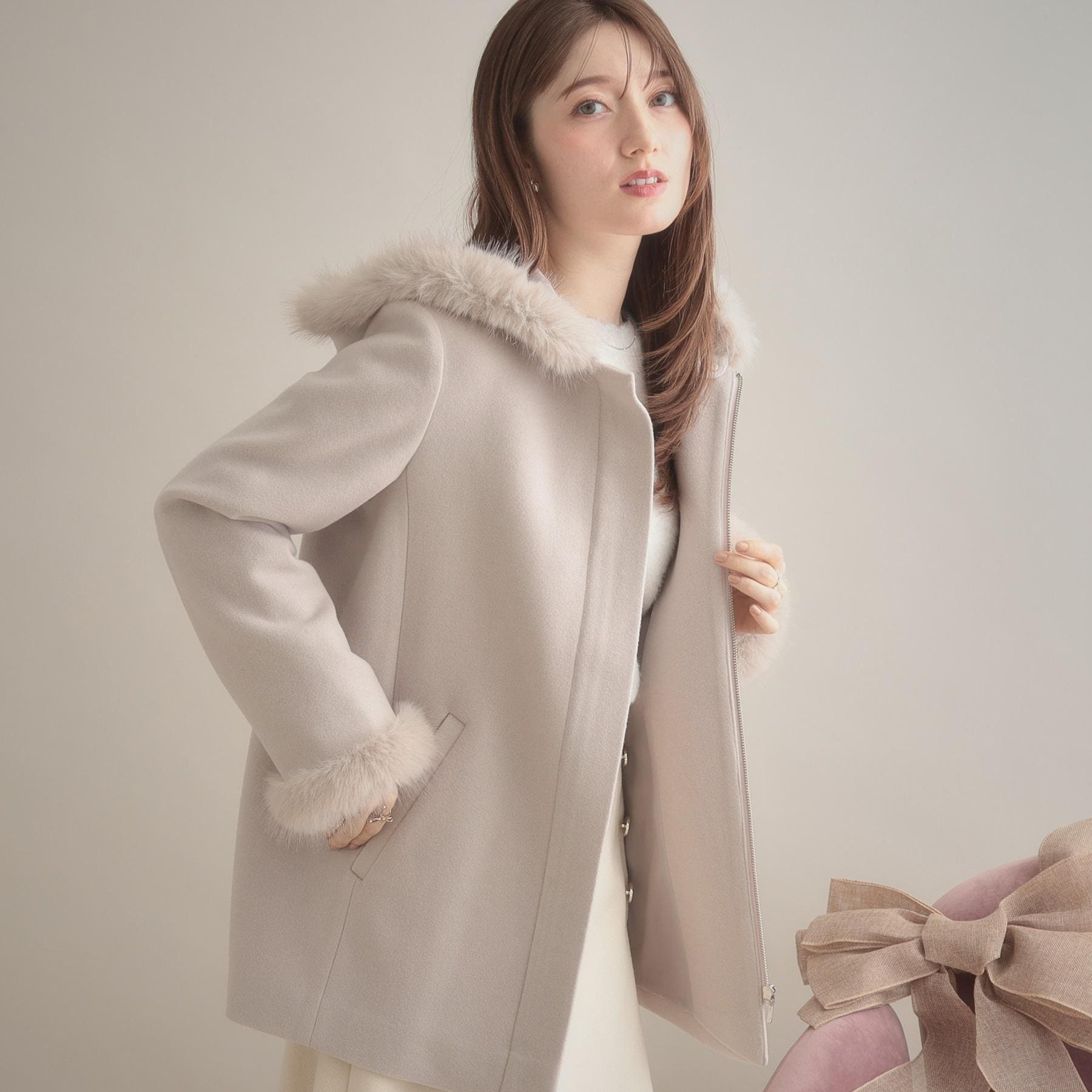 クチュール ブローチ Couture Brooch フードファーハーフ丈コート （グレージュ(050)） グレージュ(050)