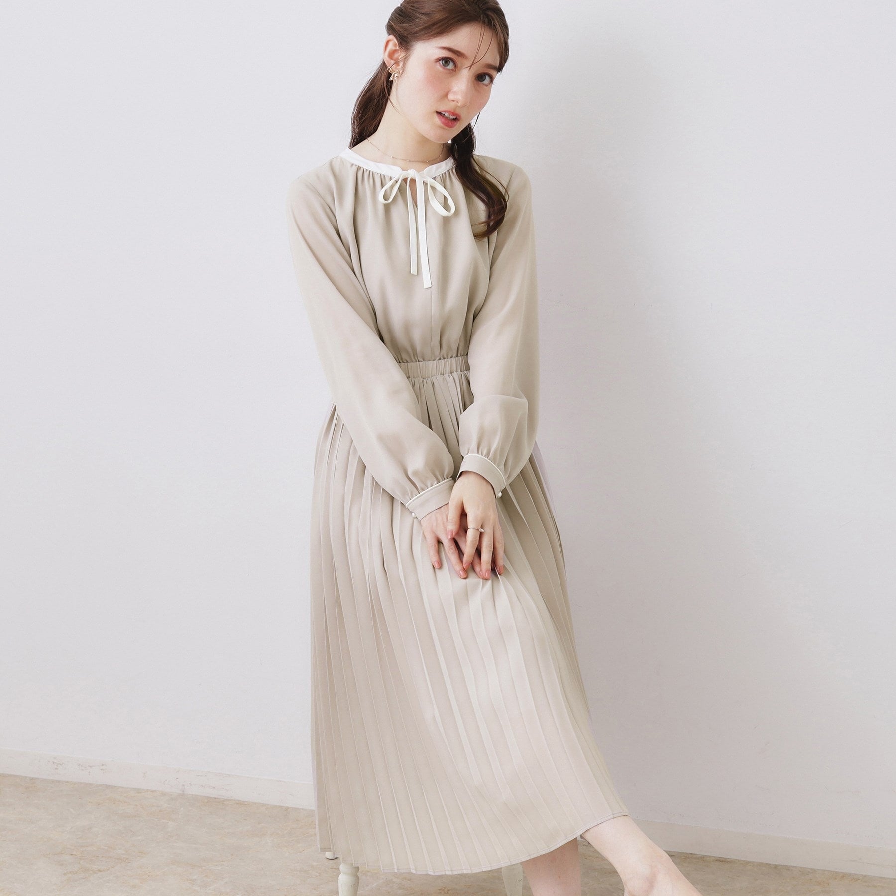 クチュール ブローチ Couture Brooch 配色シフォンプリーツワンピース （グレージュ(050)） グレージュ(050)