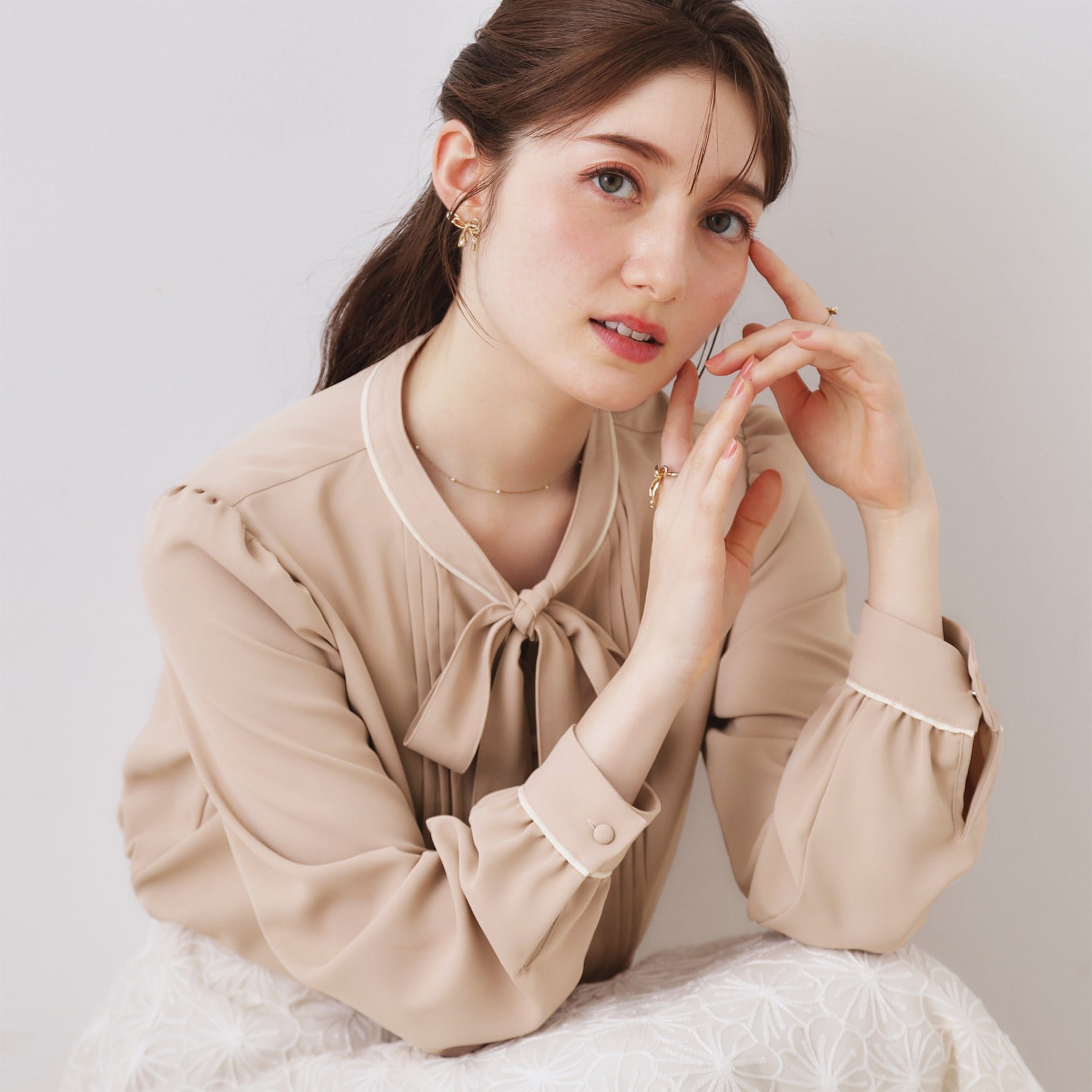 クチュール ブローチ Couture Brooch 配色タックタイブラウス （ピンクベージュ(553)） ピンクベージュ(553)