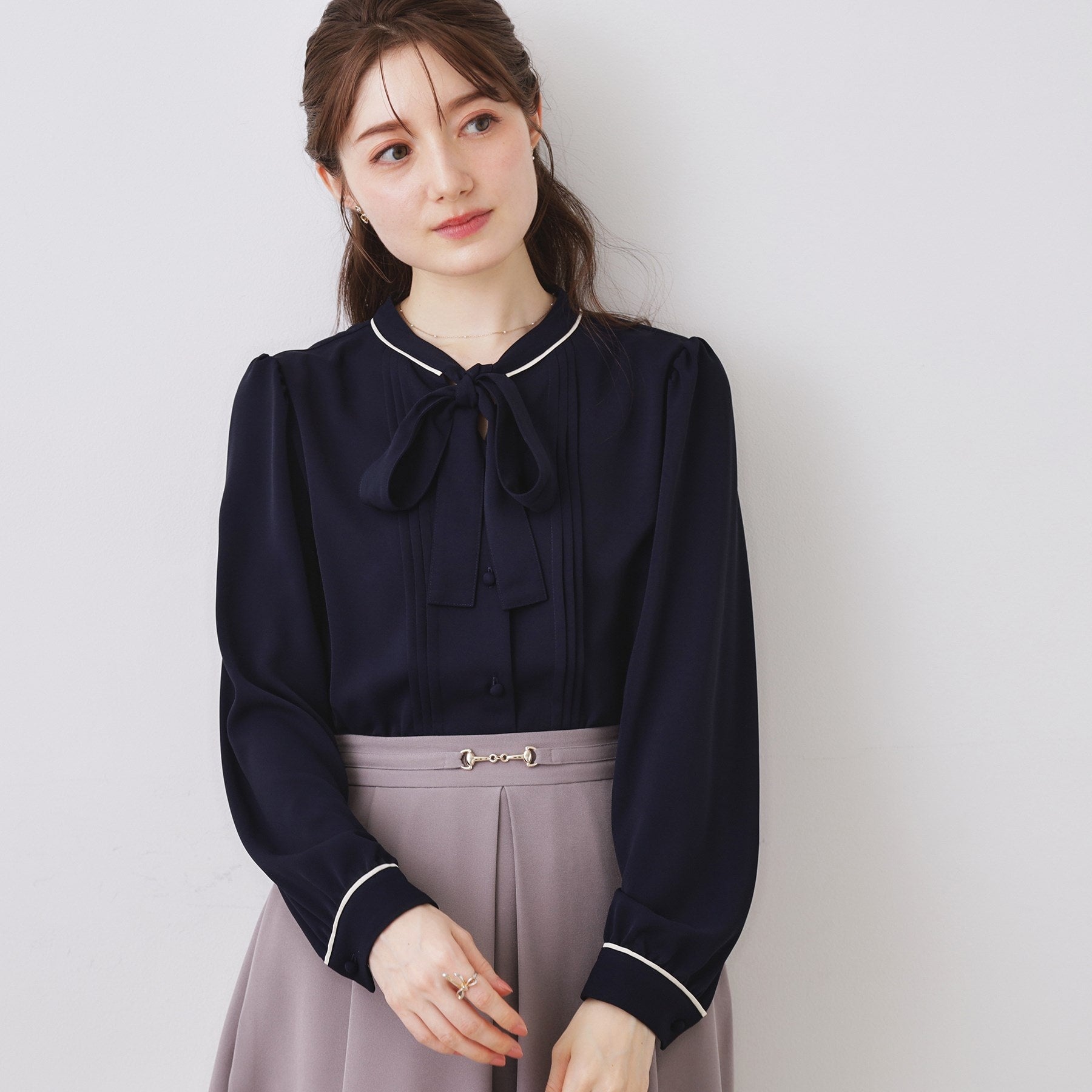 クチュール ブローチ Couture Brooch 配色タックタイブラウス （ピンクベージュ(553)） ピンクベージュ(553)