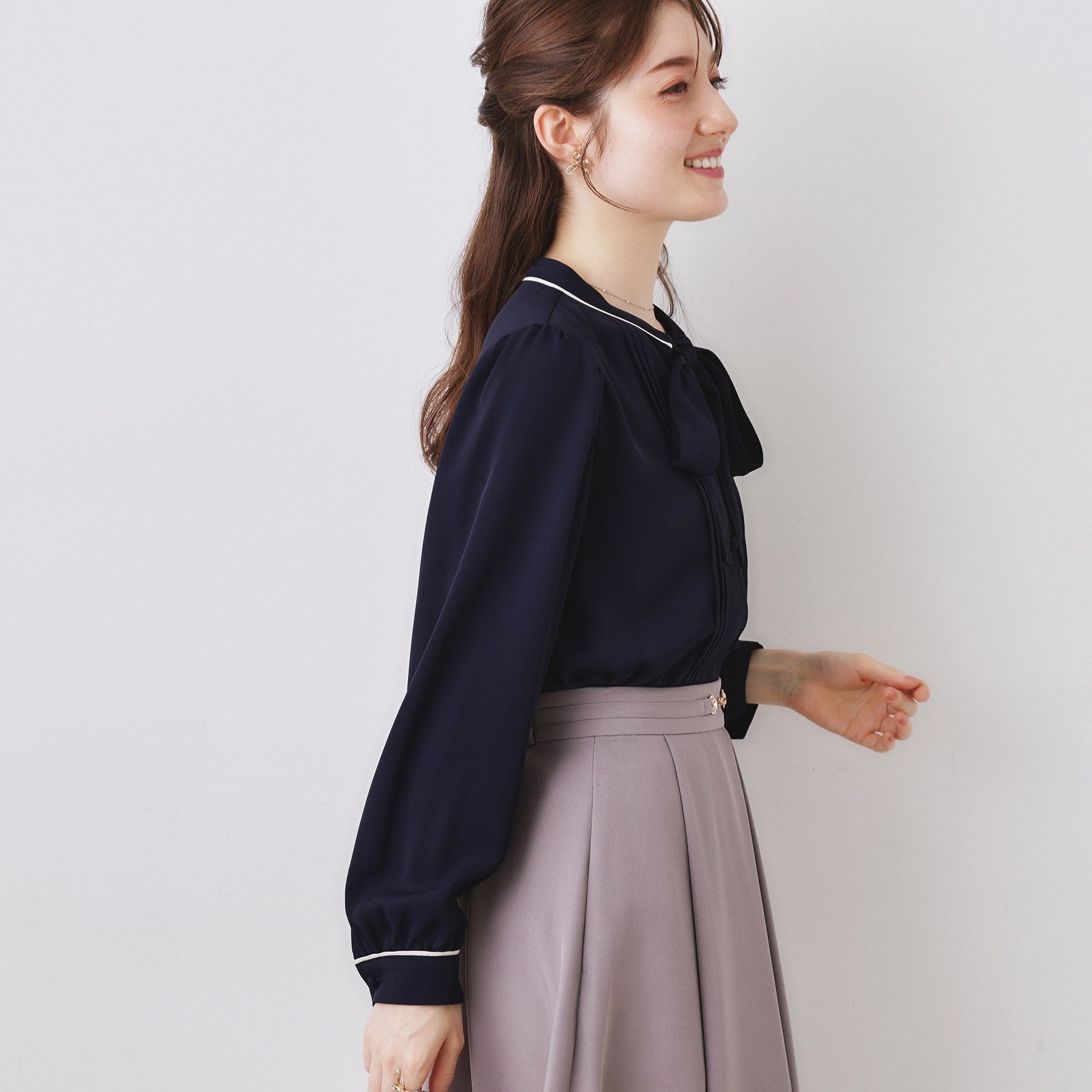 クチュール ブローチ Couture Brooch 配色タックタイブラウス （ピンクベージュ(553)） ピンクベージュ(553)