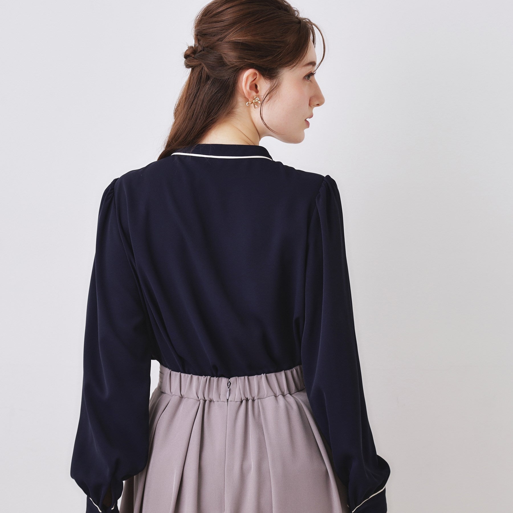 クチュール ブローチ Couture Brooch 配色タックタイブラウス （ピンクベージュ(553)） ピンクベージュ(553)