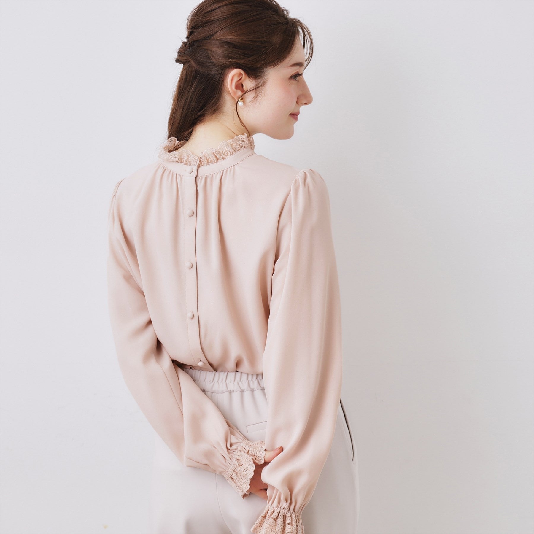 クチュール ブローチ Couture Brooch 前後2WAYエンブロレースブラウス （ライトピンク(070)） ライトピンク(070)