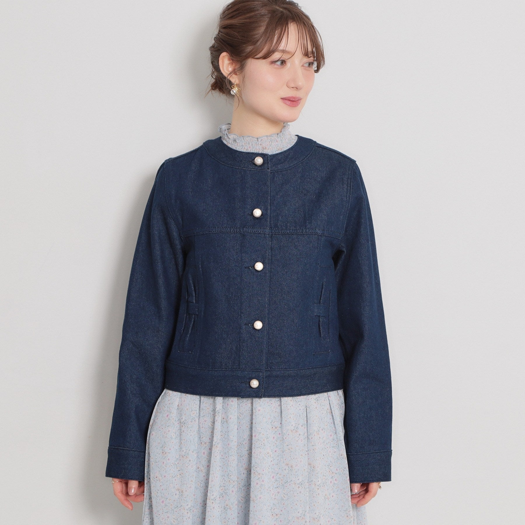 クチュール ブローチ Couture Brooch パール調ボタンデニムジャケット （ブルー(091)） ブルー(091)