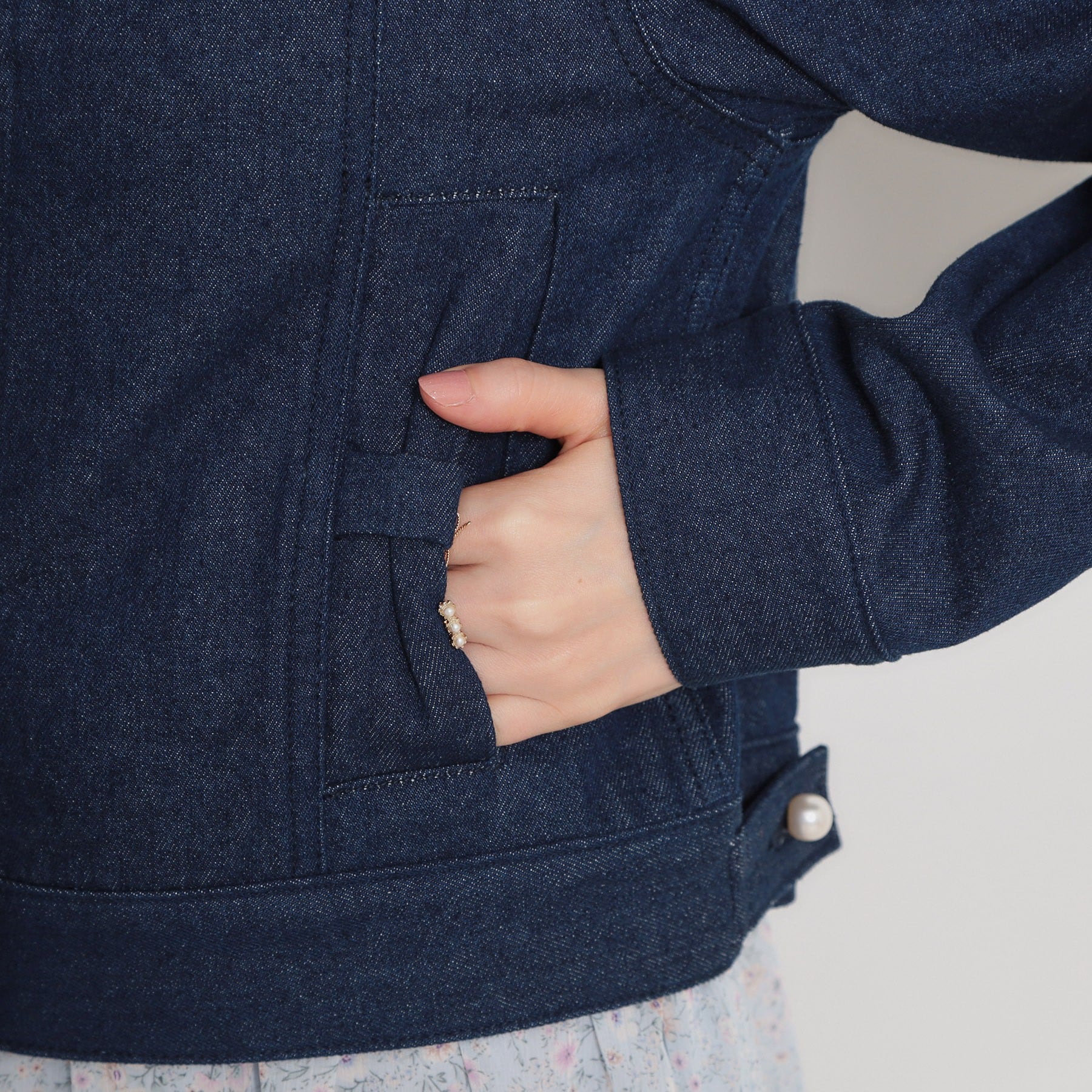 クチュール ブローチ Couture Brooch パール調ボタンデニムジャケット （ブルー(091)） ブルー(091)