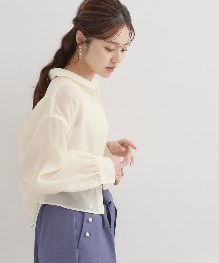クチュール ブローチ Couture Brooch パール調ボタン・オーガンジーショート丈シアーシャツ （ピンクベージュ(053)） ピンクベージュ(053)