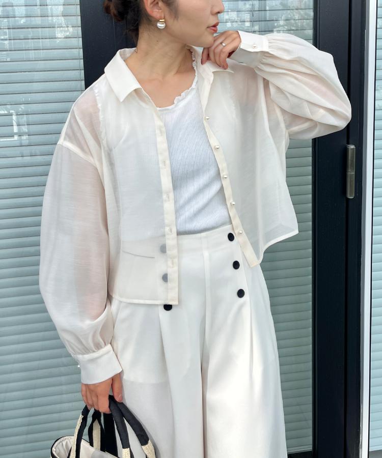 クチュール ブローチ Couture Brooch パール調ボタン・オーガンジーショート丈シアーシャツ （ピンクベージュ(053)） ピンクベージュ(053)