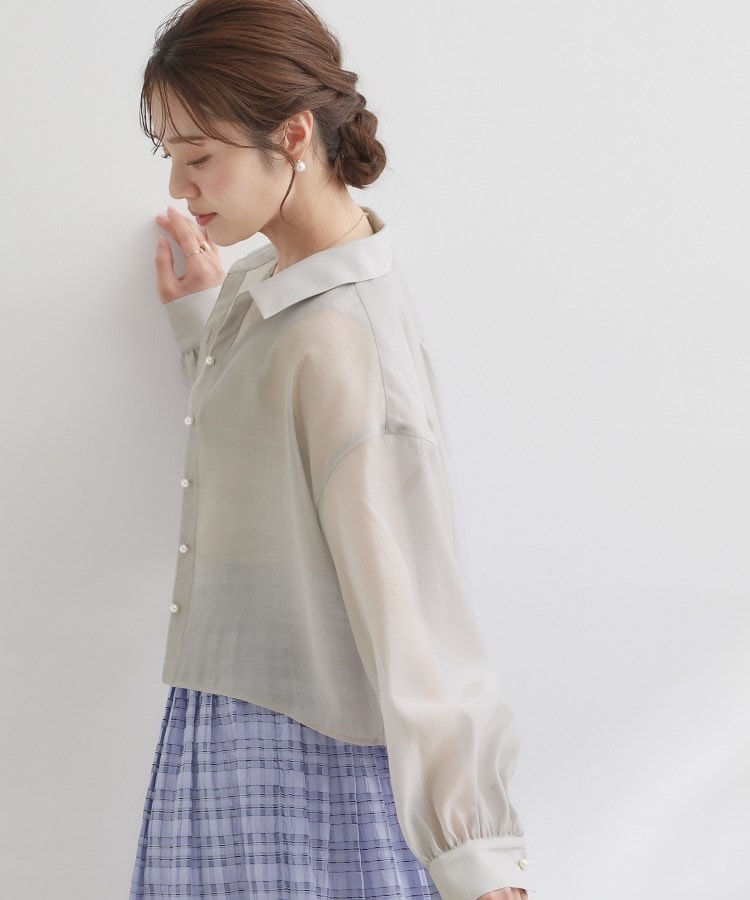 クチュール ブローチ Couture Brooch パール調ボタン・オーガンジーショート丈シアーシャツ （ピンクベージュ(053)） ピンクベージュ(053)