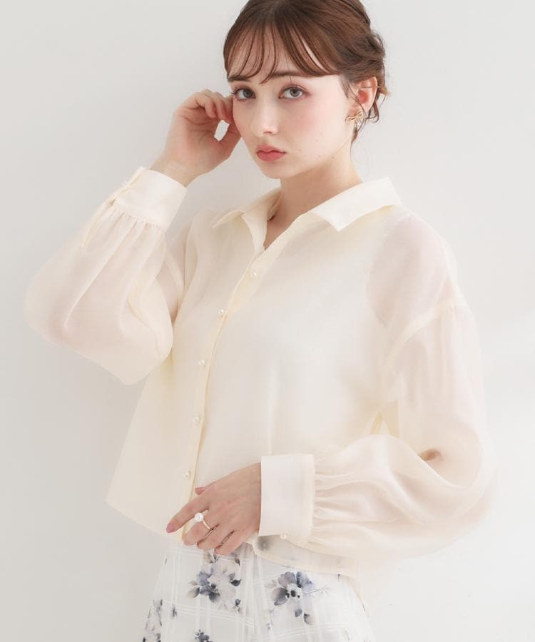 クチュール ブローチ Couture Brooch パール調ボタン・オーガンジーショート丈シアーシャツ （アイボリー(004)） アイボリー(004)