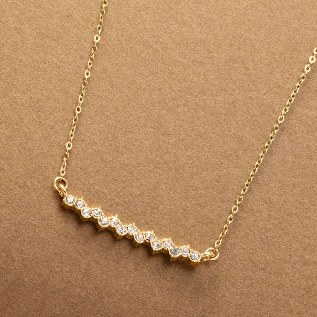 クリームドット Cream dot. デコルテを上品に魅せる、ランダムビジューのステンレス製バーネックレス （ゴールド） ゴールド