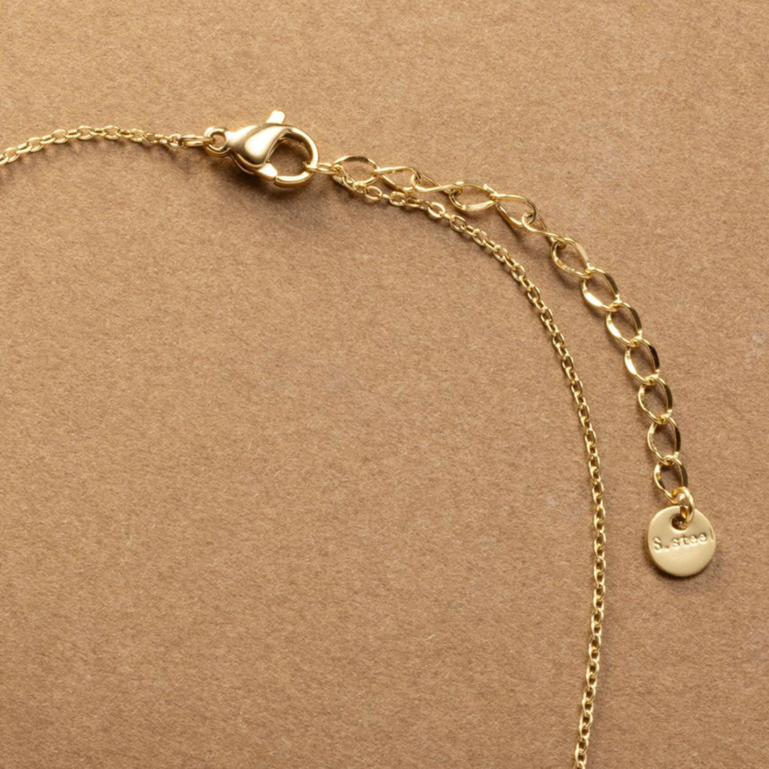 クリームドット Cream dot. デコルテを上品に魅せる、ランダムビジューのステンレス製バーネックレス （ゴールド） ゴールド