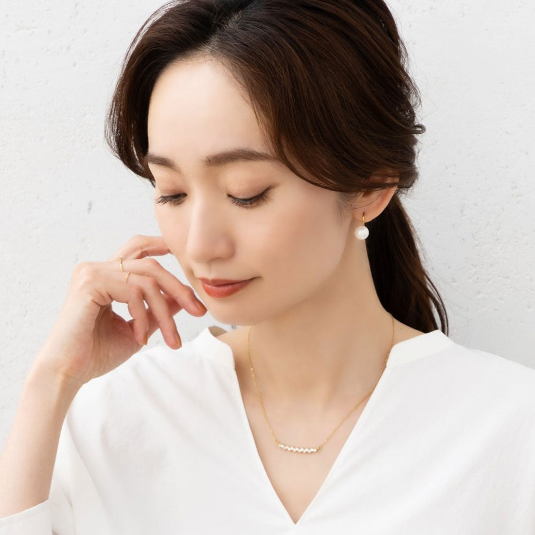 クリームドット Cream dot. デコルテを上品に魅せる、ランダムビジューのステンレス製バーネックレス （ゴールド） ゴールド