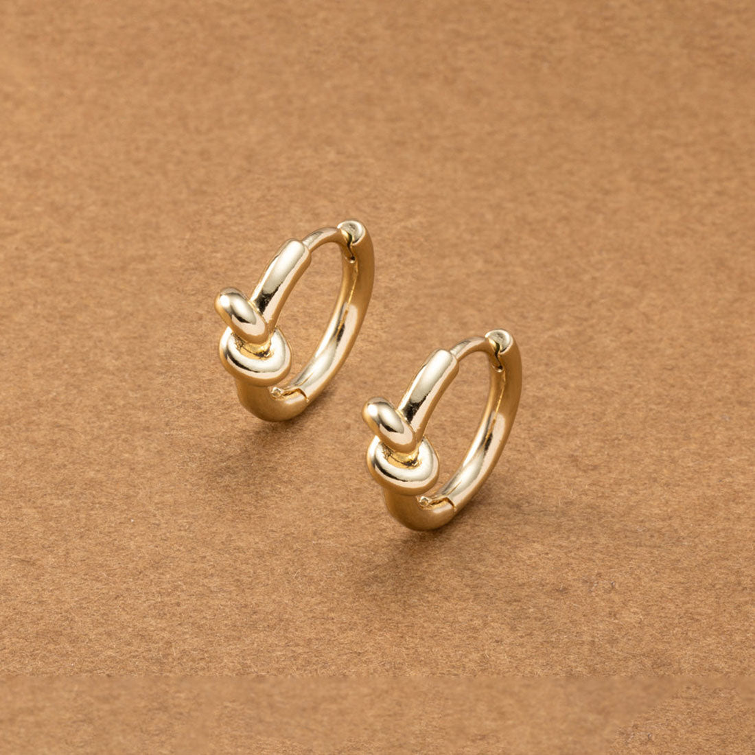 クリームドット Cream dot. ミニノットモチーフのステンレス製キャッチレスフープピアス （ピアス：シルバー） ピアス：シルバー