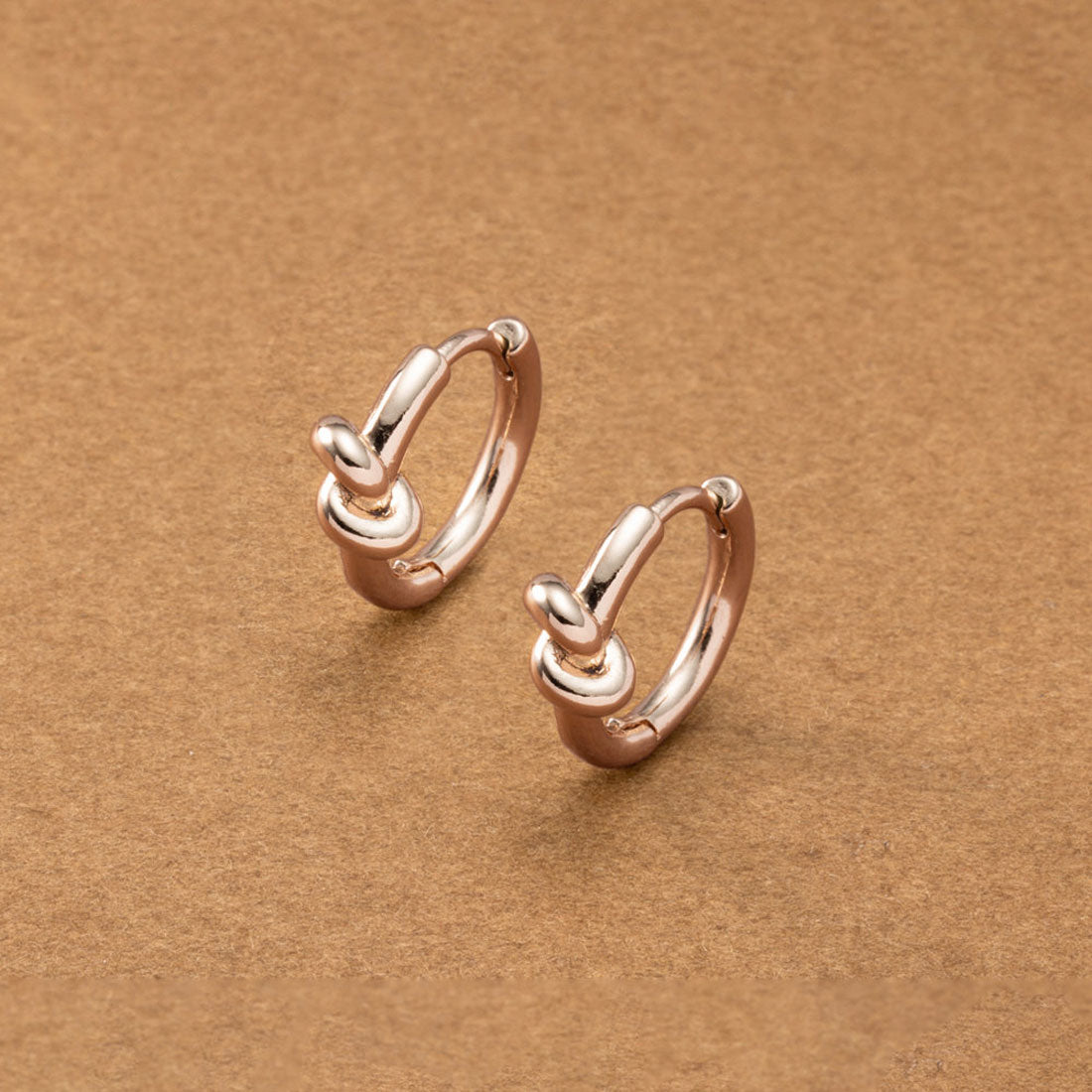 クリームドット Cream dot. ミニノットモチーフのステンレス製キャッチレスフープピアス （ピアス：シルバー） ピアス：シルバー