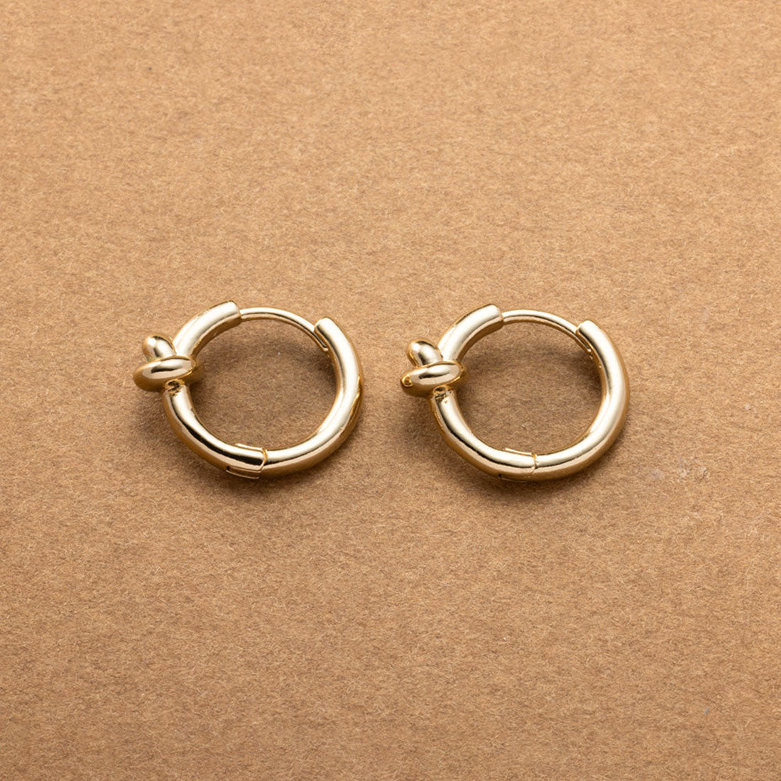 クリームドット Cream dot. ミニノットモチーフのステンレス製キャッチレスフープピアス （ピアス：シルバー） ピアス：シルバー