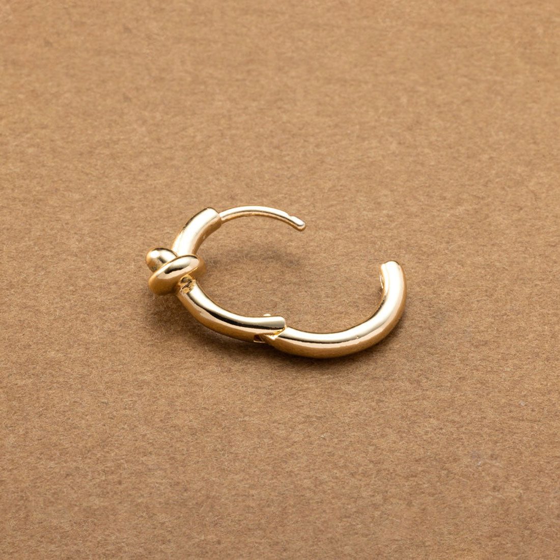 クリームドット Cream dot. ミニノットモチーフのステンレス製キャッチレスフープピアス （ピアス：シルバー） ピアス：シルバー