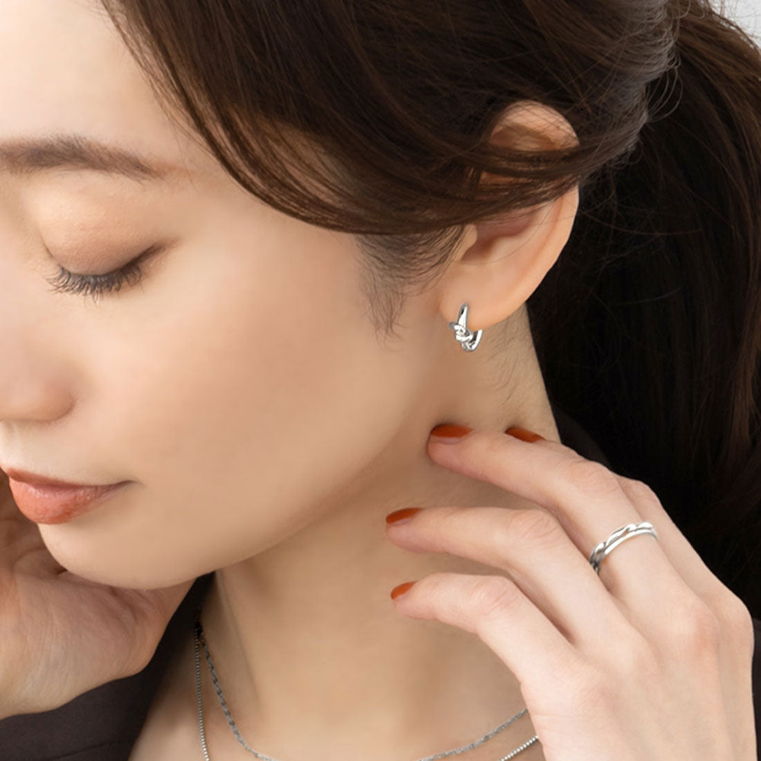 クリームドット Cream dot. ミニノットモチーフのステンレス製キャッチレスフープピアス （ピアス：シルバー） ピアス：シルバー