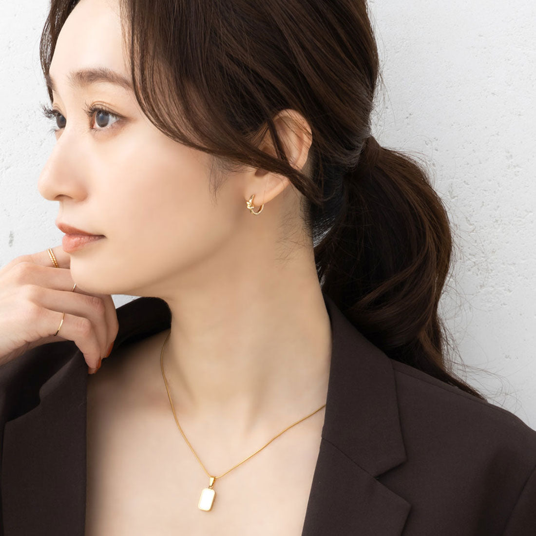 クリームドット Cream dot. ミニノットモチーフのステンレス製キャッチレスフープピアス （ピアス：シルバー） ピアス：シルバー