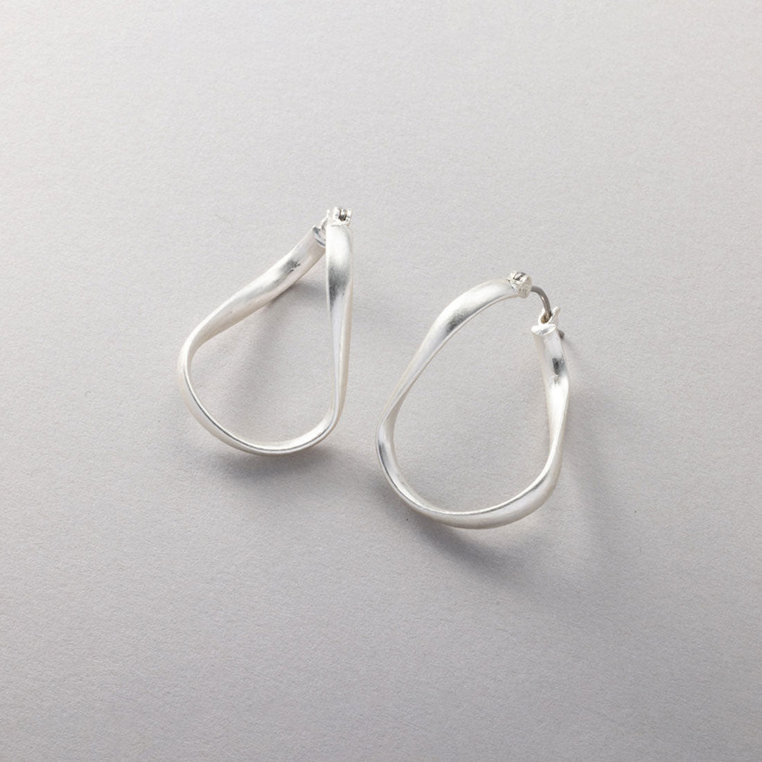 クリームドット Cream dot. ヴィンテージライクなウェーブラインのクロッシングピアス （ピアス：ヴィンテージシルバー） ピアス：ヴィンテージシルバー