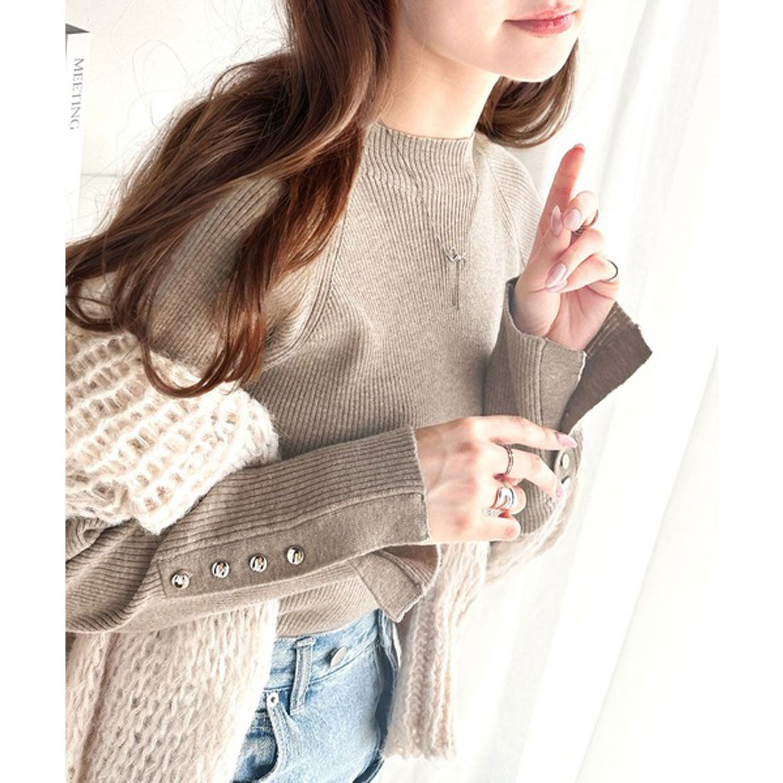 "Classical Elf" is a classic item that makes you want it in different colors. High-neck ribbed knit with sleeve buttons.