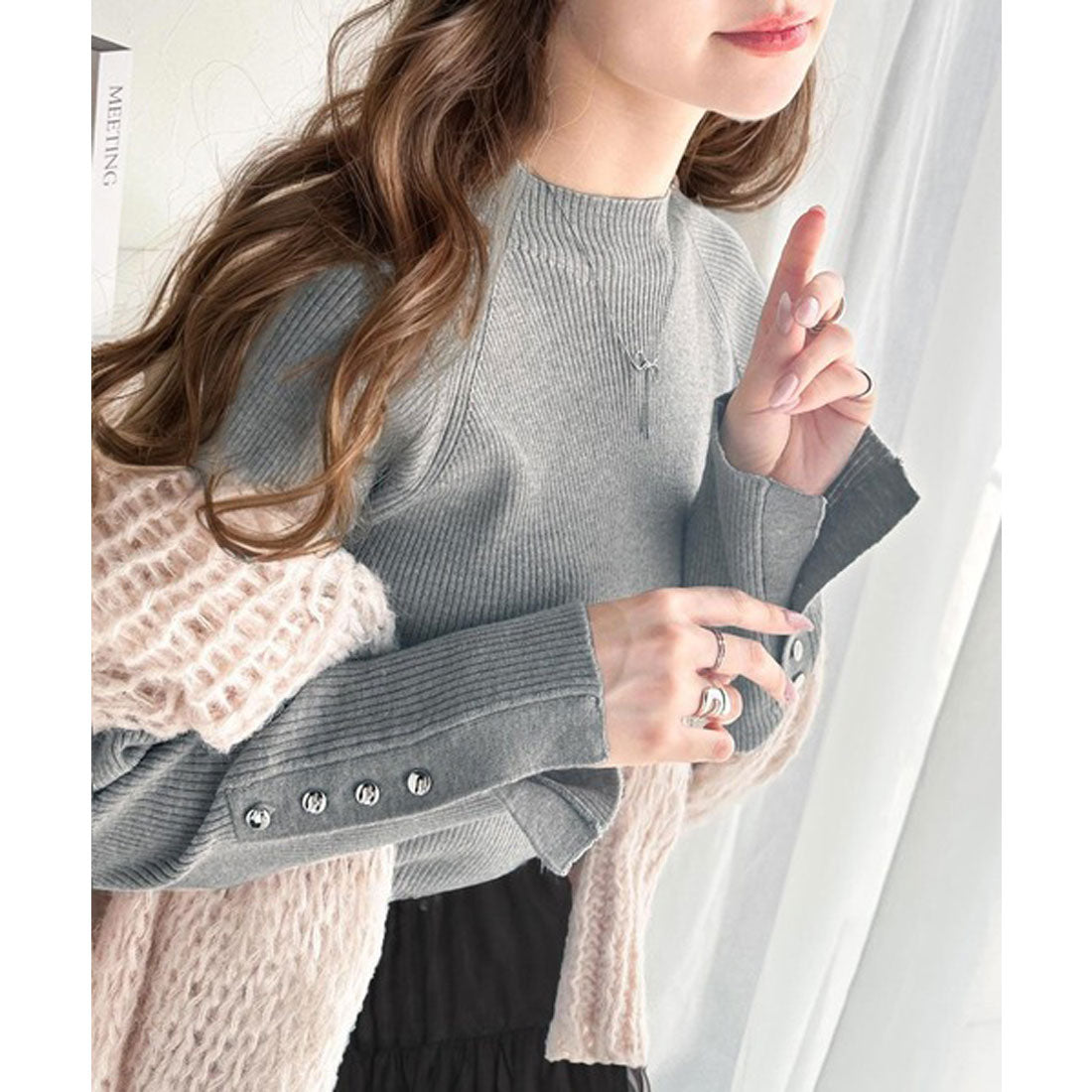 "Classical Elf" is a classic item that makes you want it in different colors. High-neck ribbed knit with sleeve buttons.