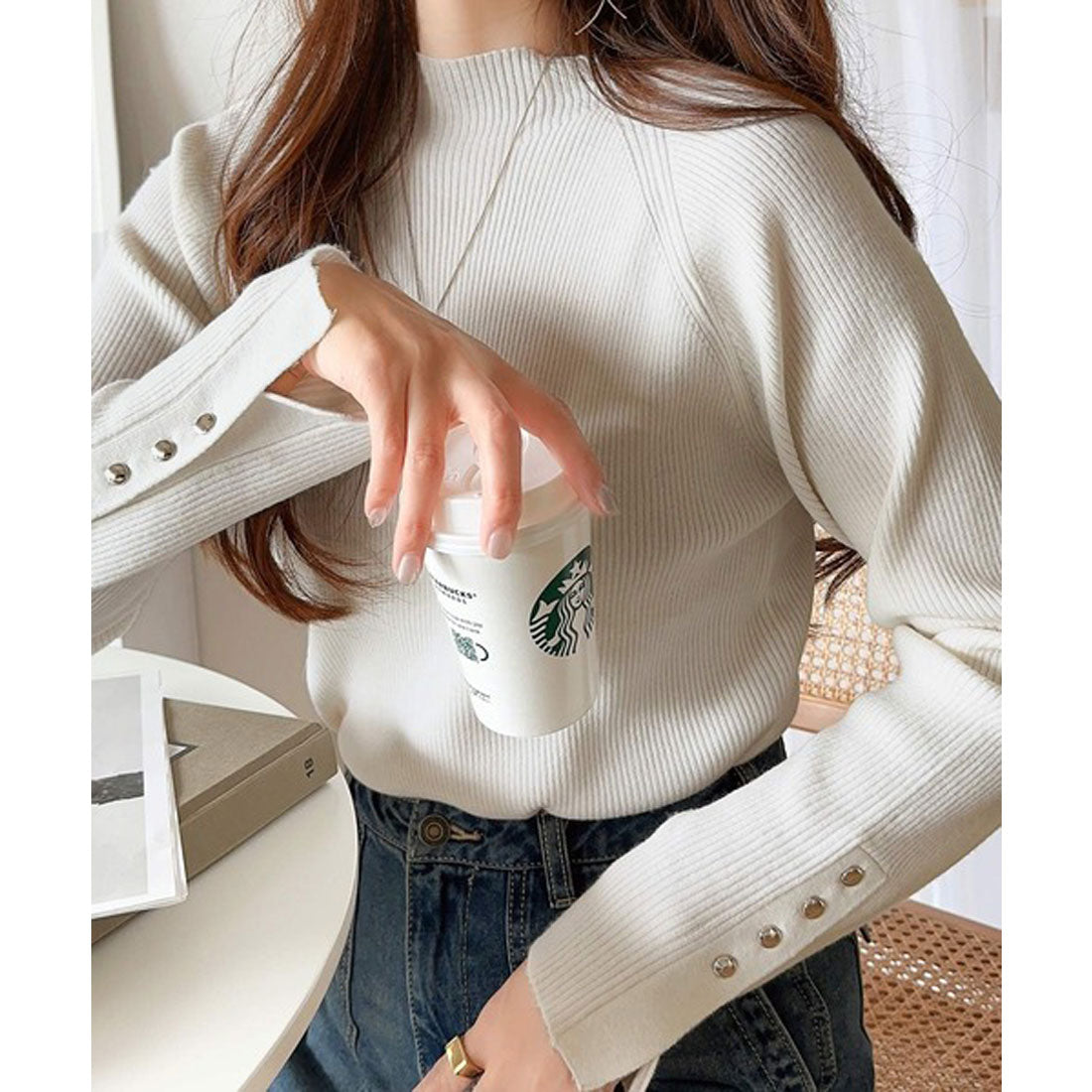 "Classical Elf" is a classic item that makes you want it in different colors. High-neck ribbed knit with sleeve buttons.