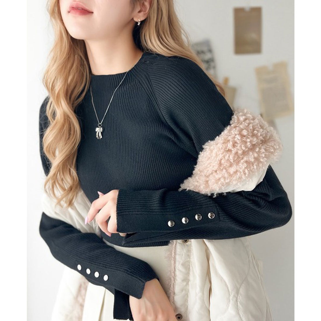 "Classical Elf" is a classic item that makes you want it in different colors. High-neck ribbed knit with sleeve buttons.