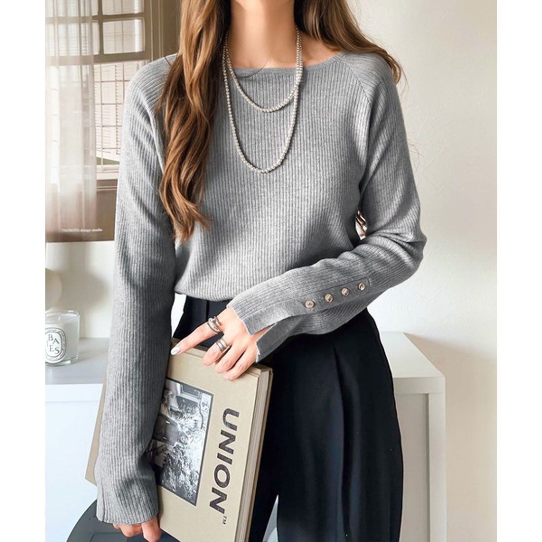 Classical Elf Elegant collarbone display. Button-sleeve crew neck ribbed knit.