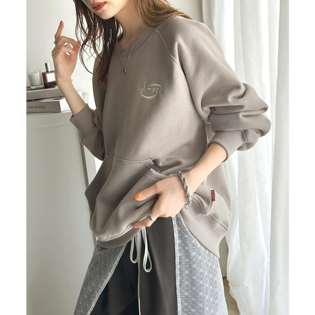 Classical Elf looks great with just one piece from the 《Java Collaboration》. It features a one-point embroidered design on the chest and a brushed back raglan sweatshirt.