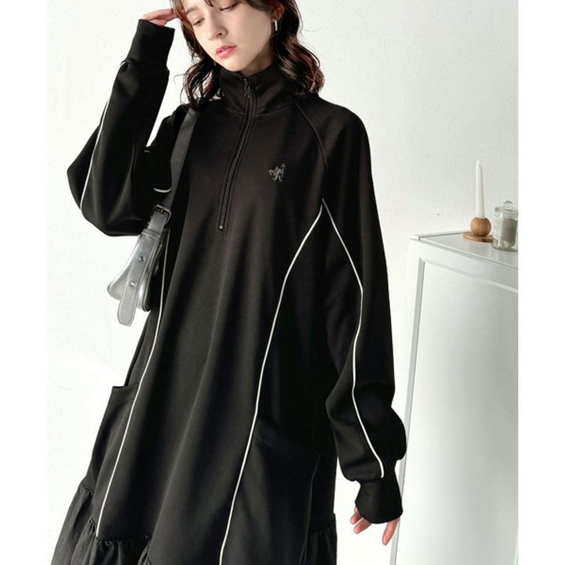 Classical Elf Classical Elf 運動MIIX! 胸前刺繡異材質拼接半拉鍊邊條運動連衣裙