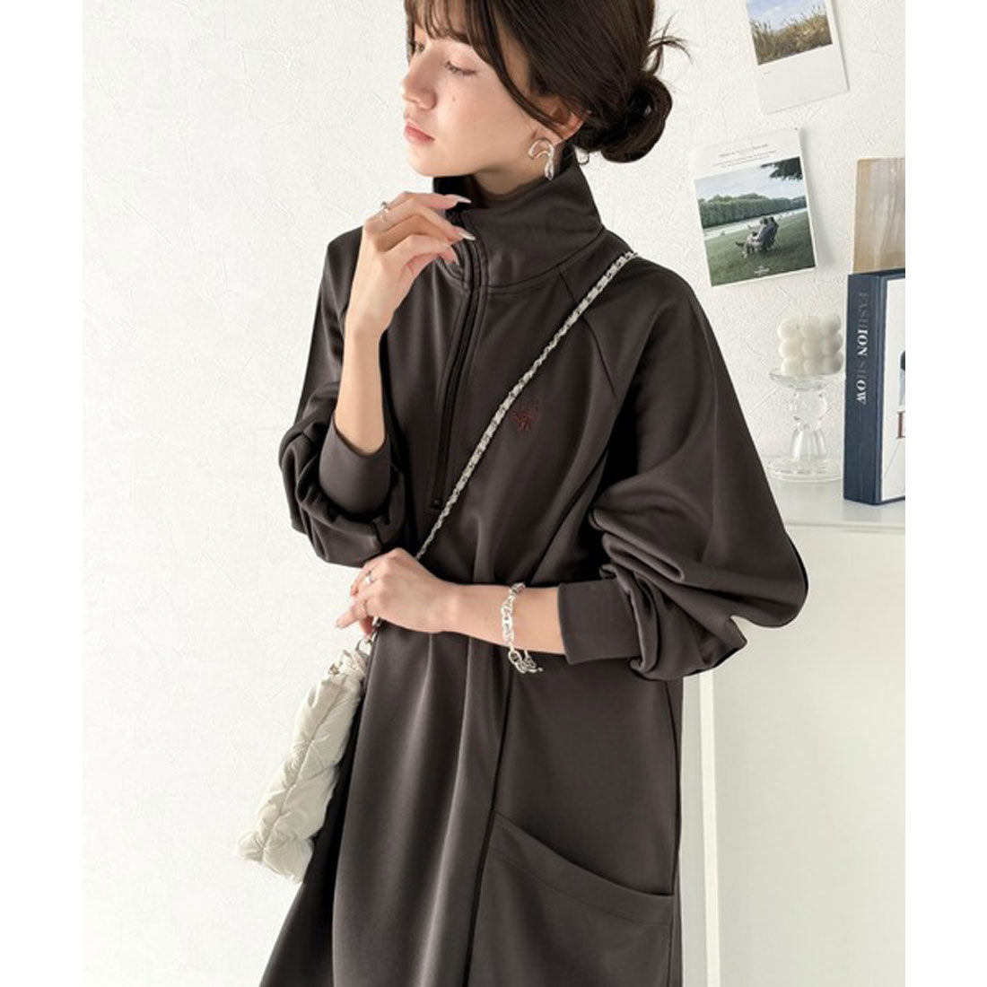 Classical Elf Classical Elf 運動MIIX! 胸前刺繡異材質拼接半拉鍊邊條運動連衣裙