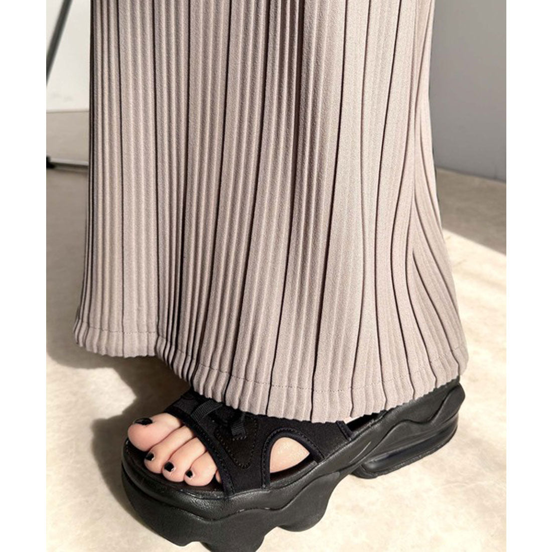 クラシカルエルフ Classical Elf スタイルアップが叶う。2way裾ドロストプリーツ素材ワイドパンツ （ブラック） ブラック