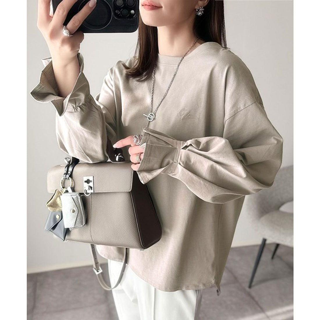 クラシカルエルフ Classical Elf 愛らしさを纏った。綿100％英字胸刺繍キャンディースリーブシルケットカットソー(長袖) （グレイッシュベージュ） グレイッシュベージュ