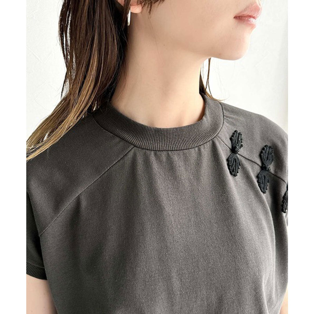 クラシカルエルフ Classical Elf シンプルだけど個性あふれる。チャイナボタンモックネックフレンチT （チャコール） チャコール