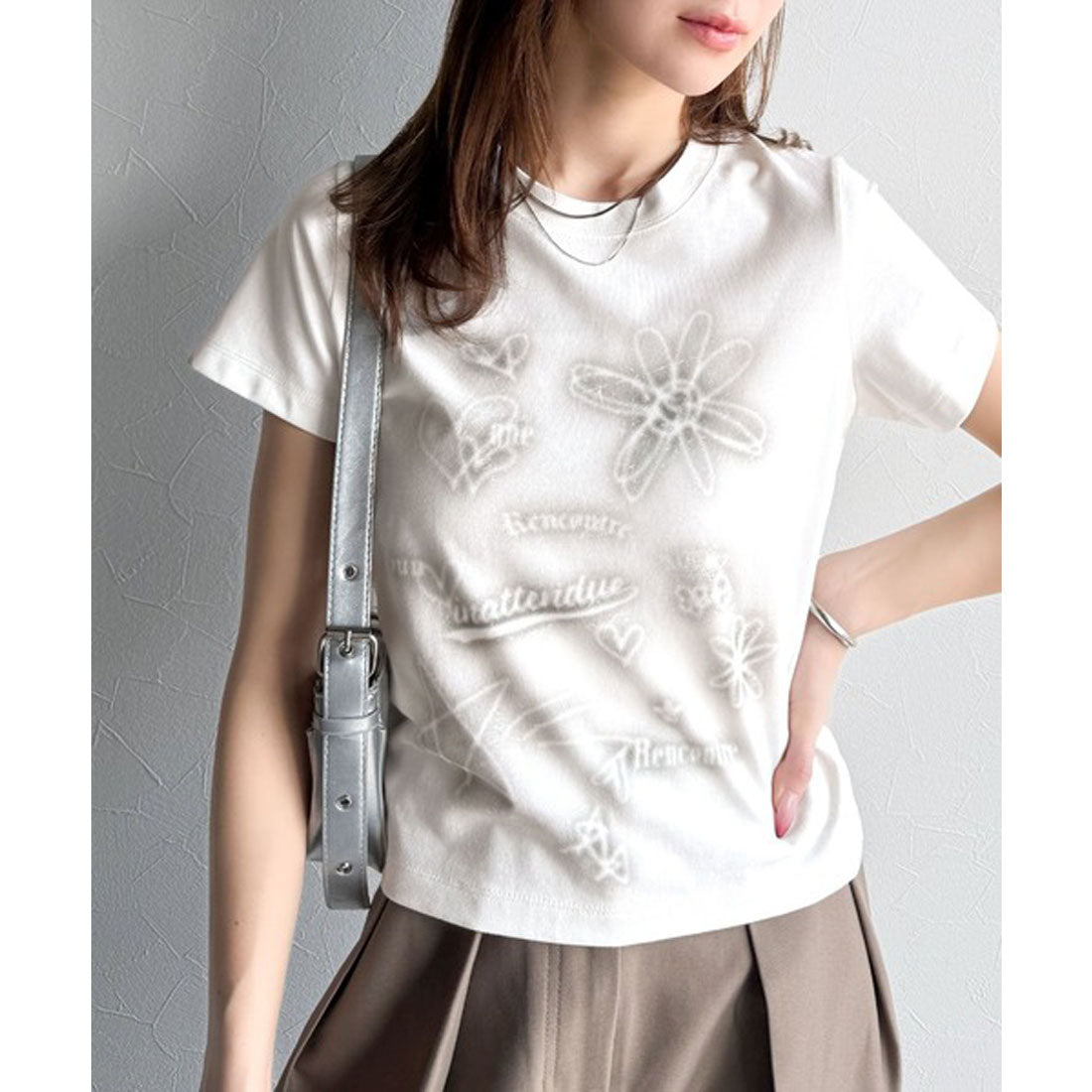 クラシカルエルフ Classical Elf 【mily bilet】大人可愛い最旬プリント柄。スプレーライクプリントコンパクトTシャツ（半袖） （ホワイト） ホワイト