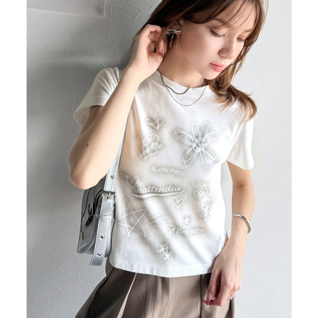 クラシカルエルフ Classical Elf 【mily bilet】大人可愛い最旬プリント柄。スプレーライクプリントコンパクトTシャツ（半袖） （ホワイト） ホワイト