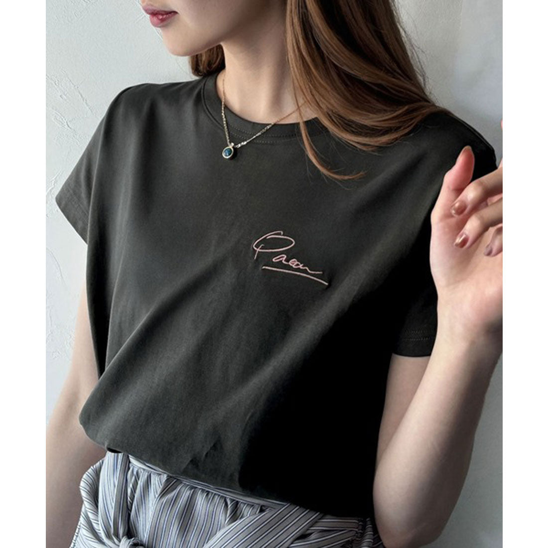 クラシカルエルフ Classical Elf こなれ感たっぷり。オーガニックコットン100％胸元PAEAN刺繍Tシャツ(半袖) （チャコール） チャコール