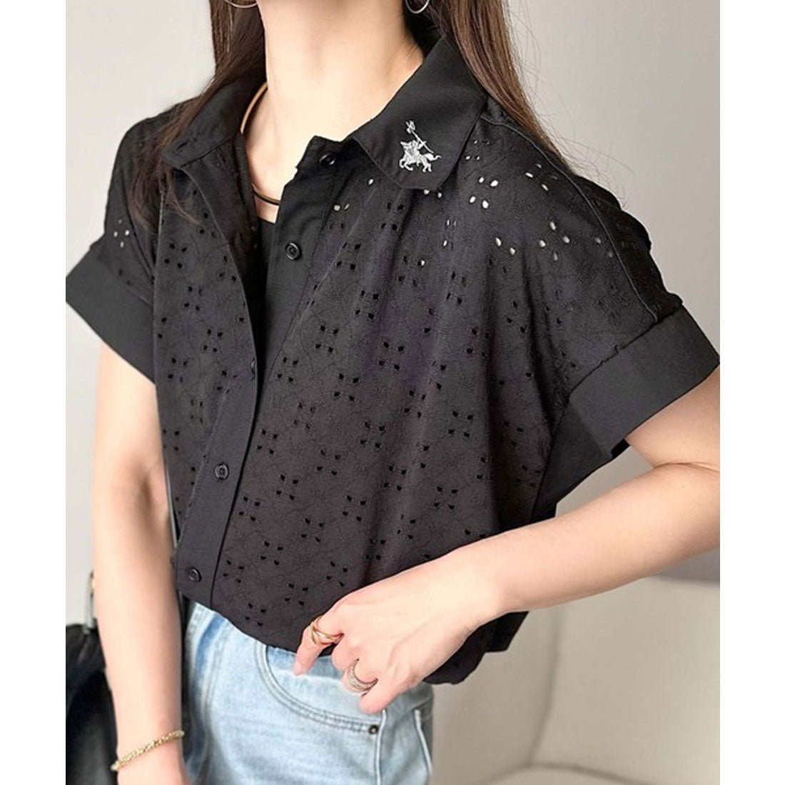 クラシカルエルフ Classical Elf さっと羽織ってきれいめカジュアル。ワンポイント刺繍アイレット柄レースフレンチスリーブシャツ （ブラック） ブラック