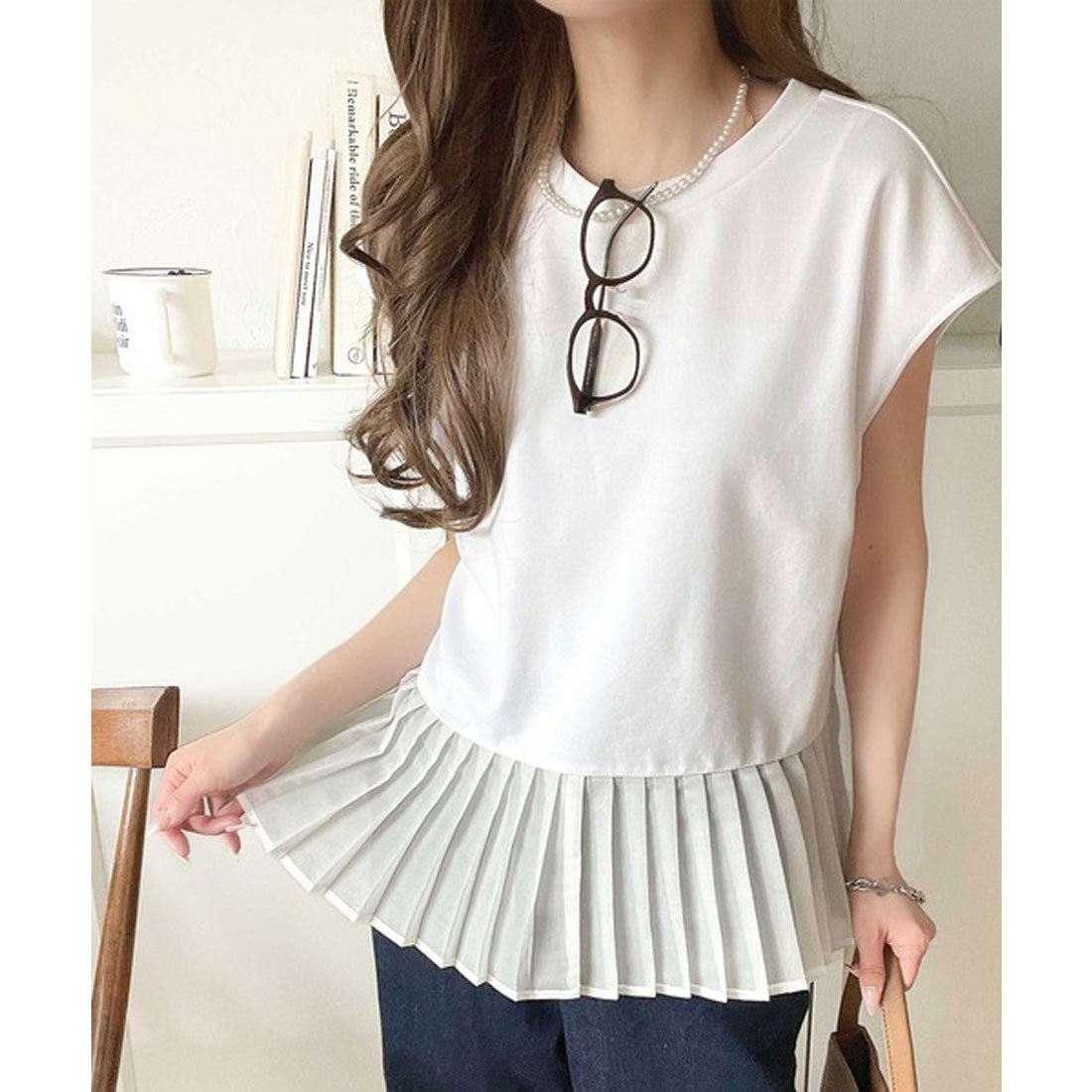 クラシカルエルフ Classical Elf 上品フェミニンに決まる。裾シアープリーツライトダンボールフレンチスリーブ風Tシャツ （オフホワイト） オフホワイト