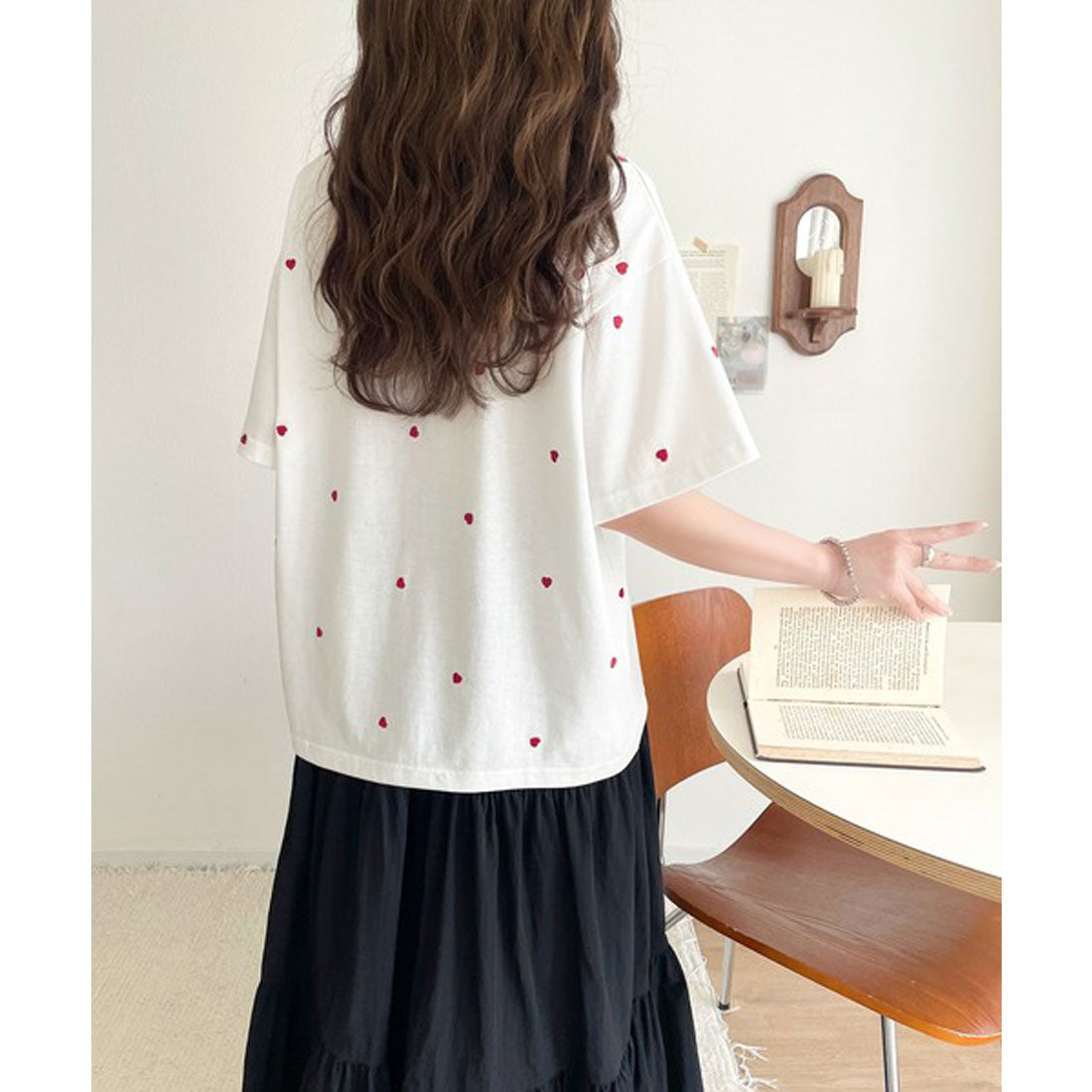 クラシカルエルフ Classical Elf 《JaVaジャバコラボ》春夏のカジュアルに、大人の“可愛い”をプラス。ミニハート刺繍Tシャツ（半袖） （オフホワイト×レッド） オフホワイト×レッド
