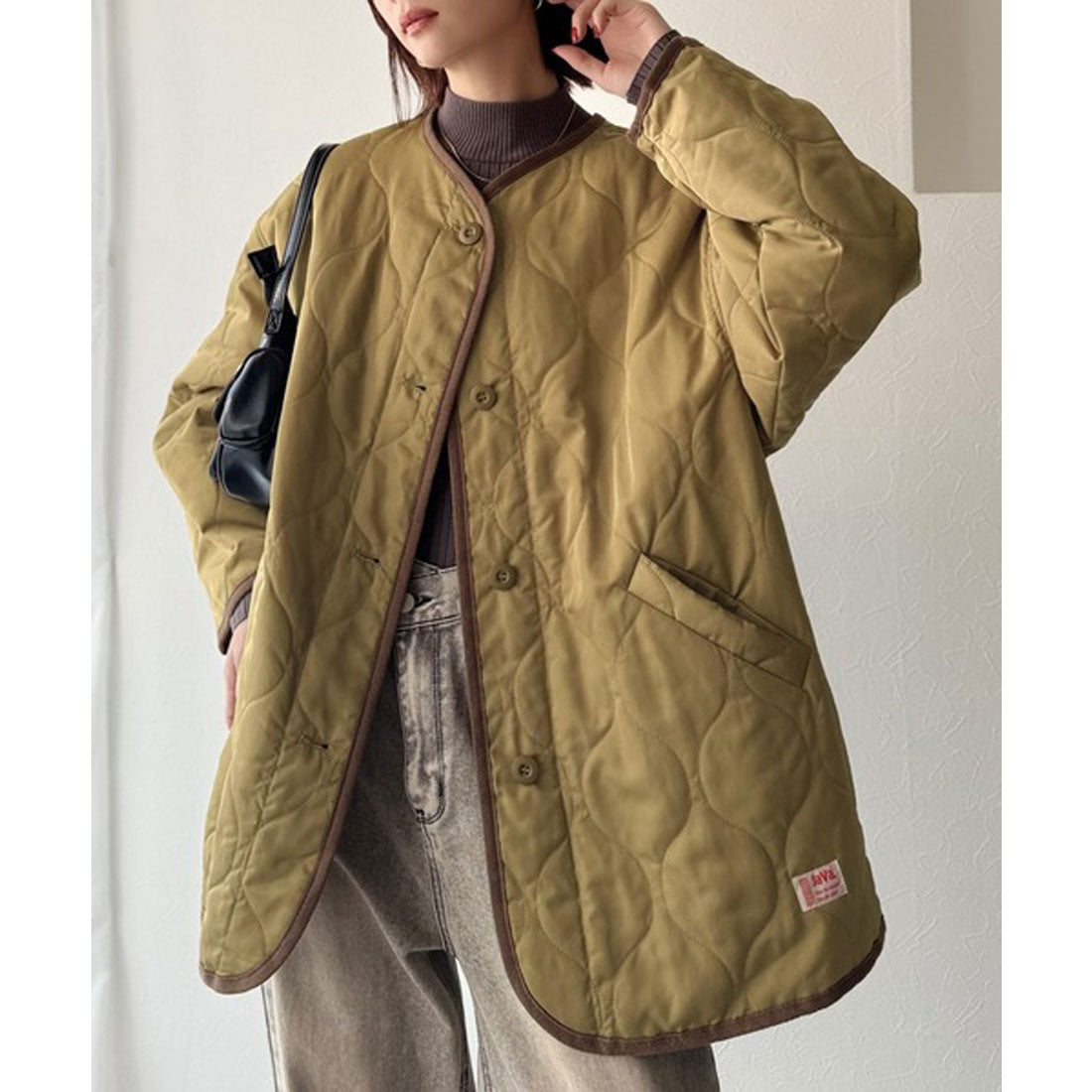 クラシカルエルフ Classical Elf ミドル丈ノーカラー無地波型キルティングジャケット （マスタード） マスタード