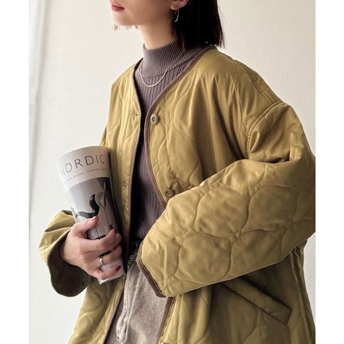 クラシカルエルフ Classical Elf ミドル丈ノーカラー無地波型キルティングジャケット （マスタード） マスタード