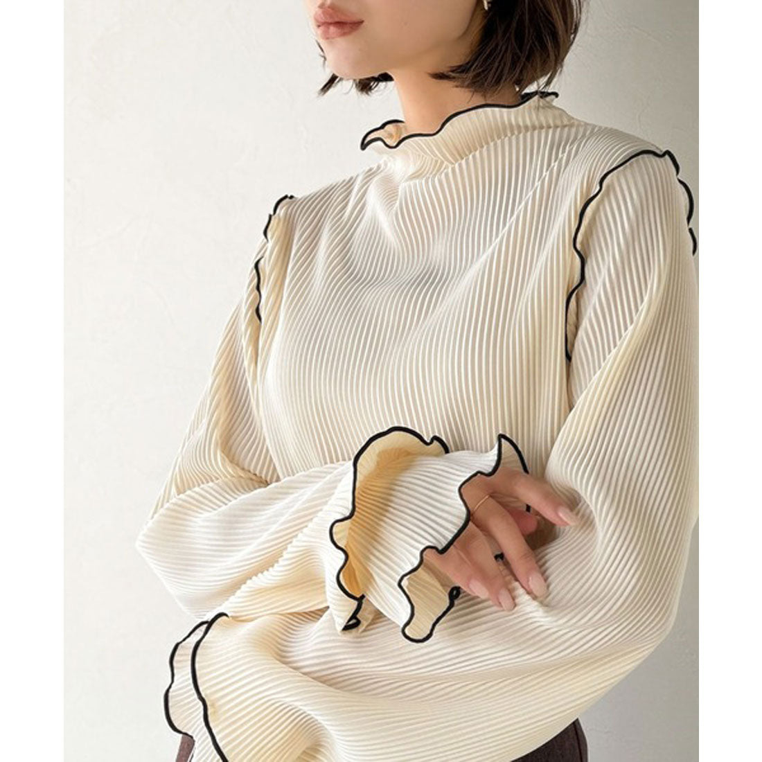 クラシカルエルフ Classical Elf 袖のニュアンスで魅せる♪前後2way袖フリル配色メロウプリーツトップス（長袖） （アイボリー） アイボリー