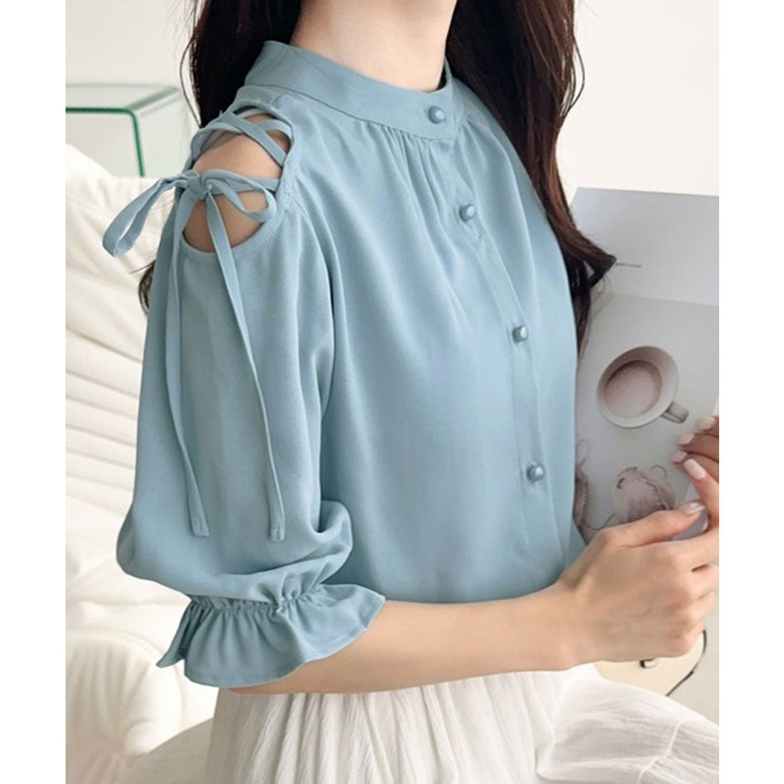 クラシカルエルフ Classical Elf 【mily bilet】大人の肌見せ。前後2way肩開きリボン使いバンドカラーブラウス(フリル) （ブルー） ブルー
