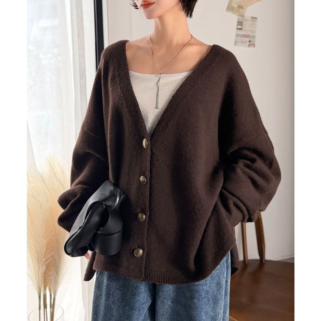 クラシカルエルフ Classical Elf ふんわり包み込む暖かさ。ゴールドボタン使いオーバーサイズVネックニットカーディガン（長袖） （ブラウン） ブラウン