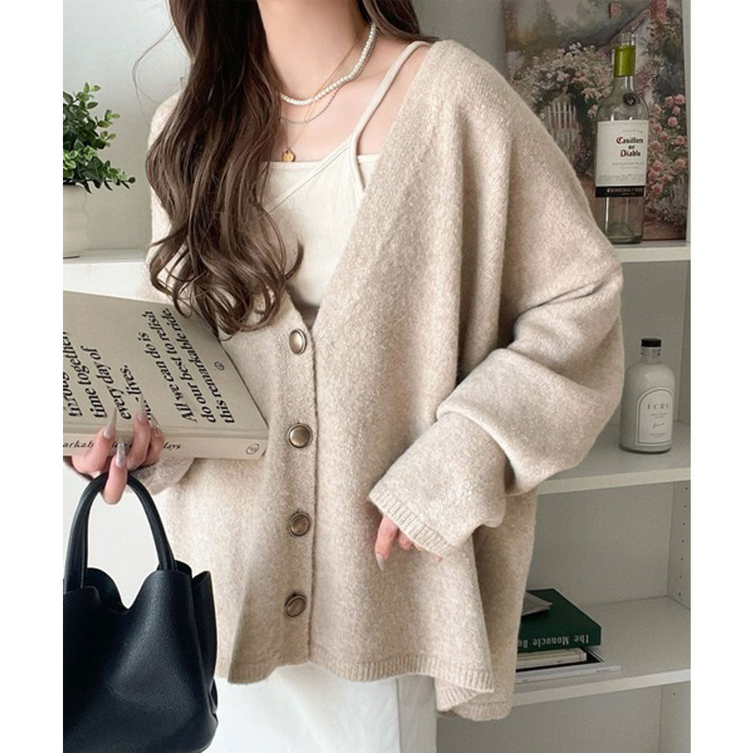 クラシカルエルフ Classical Elf ふんわり包み込む暖かさ。ゴールドボタン使いオーバーサイズVネックニットカーディガン（長袖） （ブラウン） ブラウン