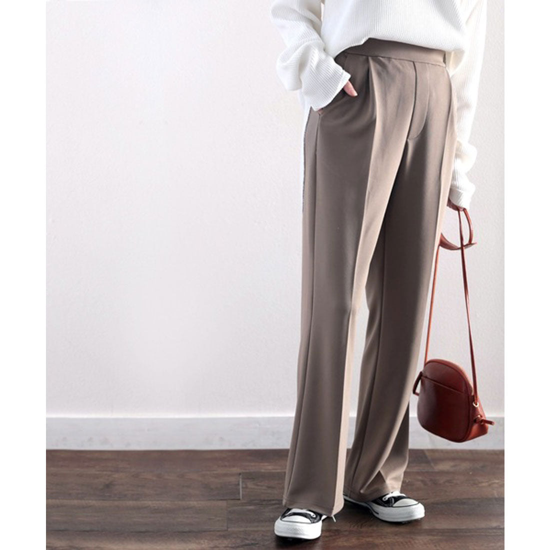 クラシカルエルフ Classical Elf センタープレスが今っぽい。マニッシュなカットフレアパンツ。