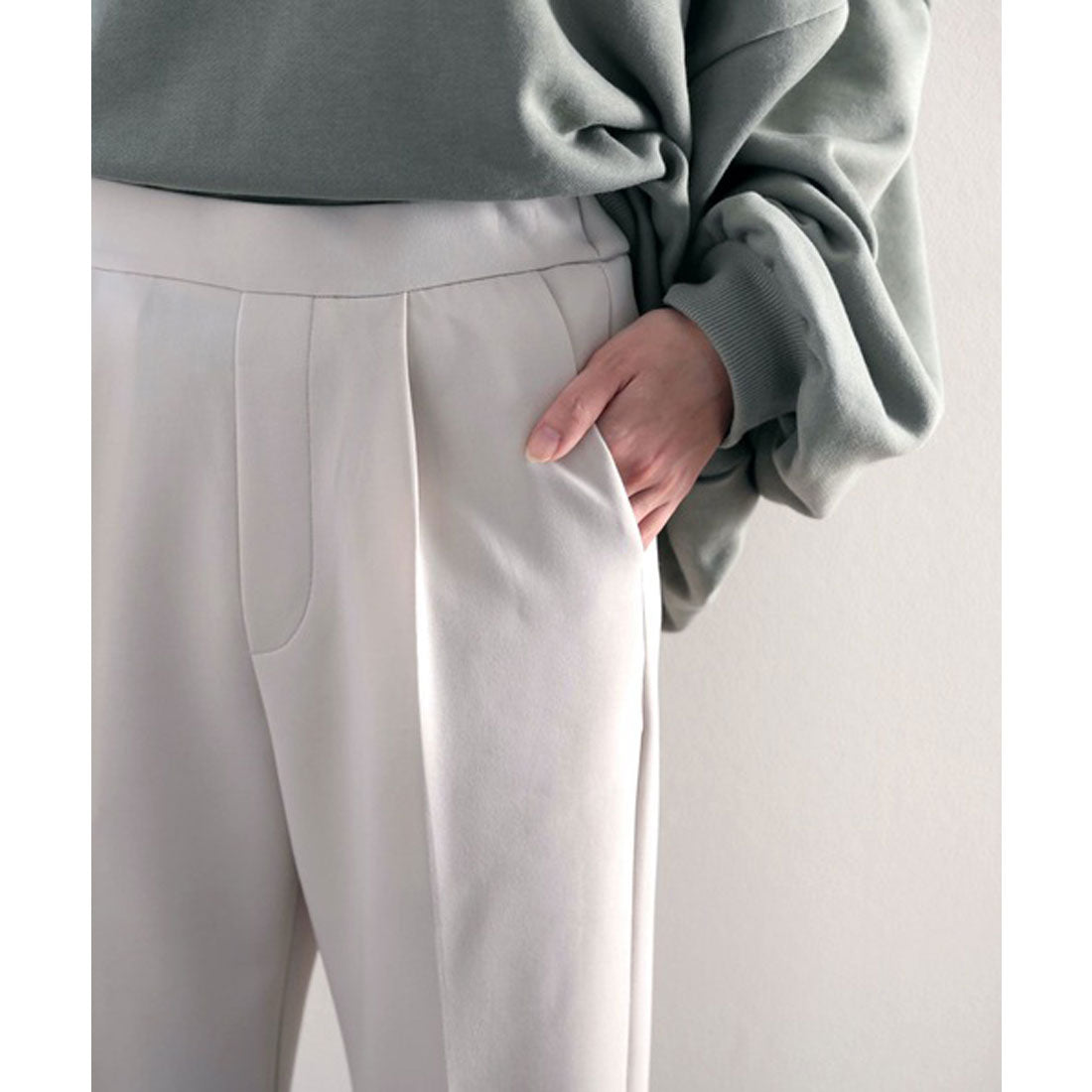 クラシカルエルフ Classical Elf センタープレスが今っぽい。マニッシュなカットフレアパンツ。