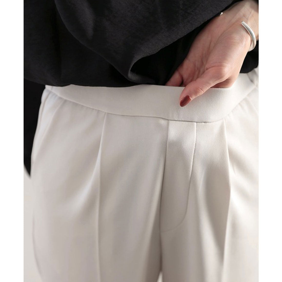 クラシカルエルフ Classical Elf センタープレスが今っぽい。マニッシュなカットフレアパンツ。